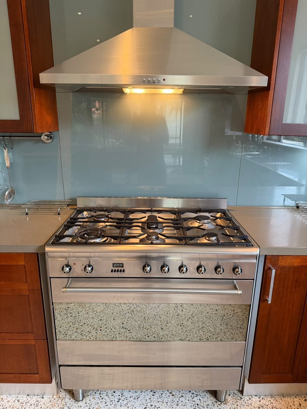 Cooktop — stainless detailing